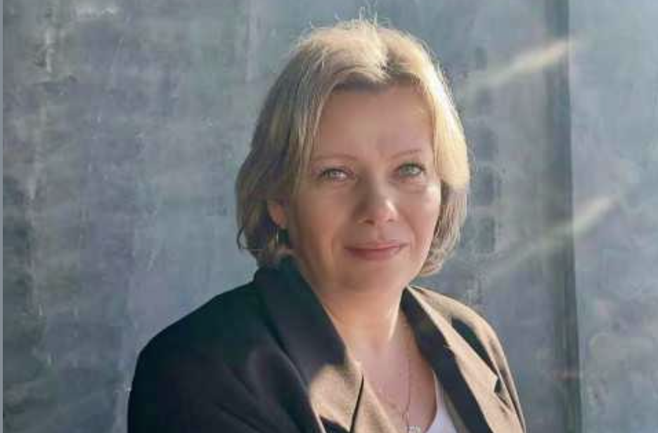 Наталя була з тих людей, про яких кажуть: душа компанії. Гучна, весела, вміє так подивитися на тебе, що ти сам не помітиш, як уже погоджуєшся з тим, з чим п’ять хвилин тому категорично не погоджувався.