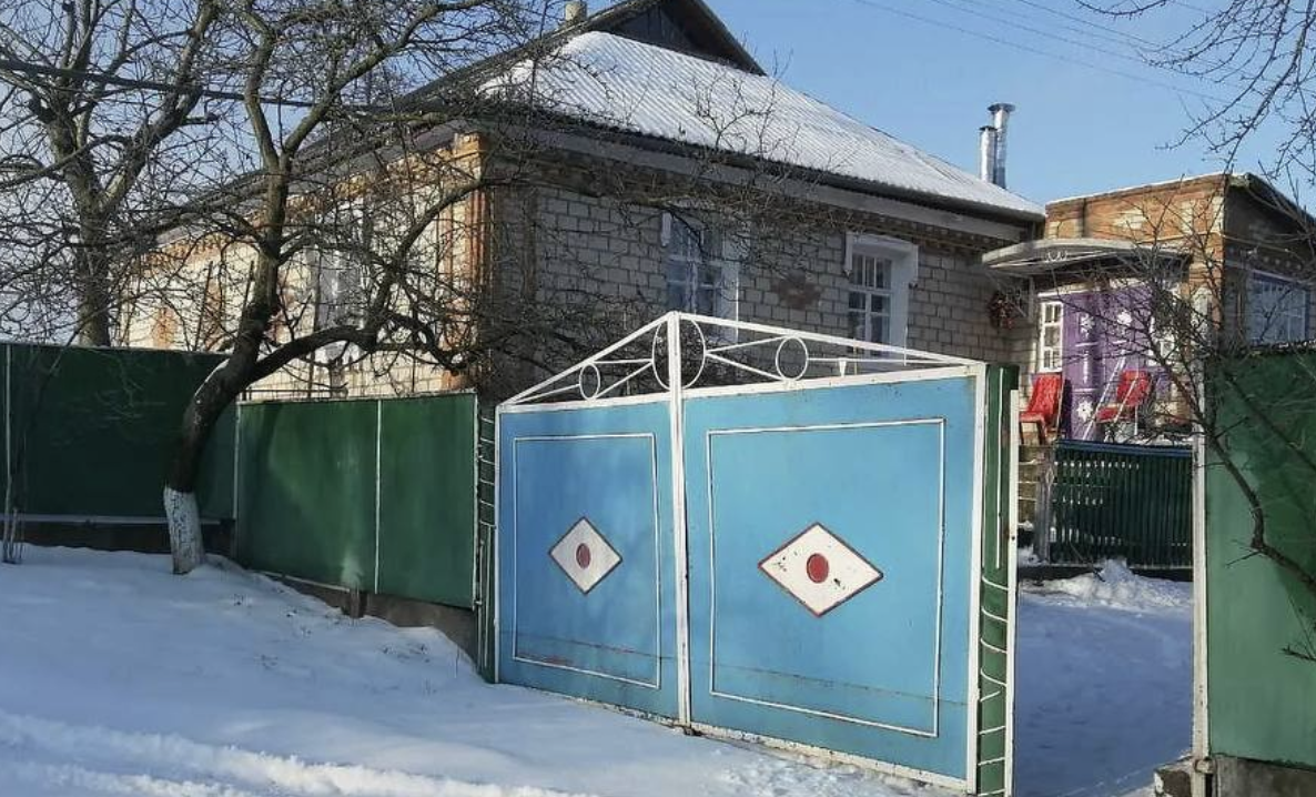 Хтось уночі краде у моєї бабусі продукти і дрова з сараю. Вже кілька разів вона помічала дивні сліди і навіть телефонувала до поліції, але безрезультатно. Казали, що зайняті серйознішими справами. Тому ми з чоловіком вирішили поставити пастку і самі зловили злодіїв. Однак, були в шоці, коли побачили цю “злодюжку”!