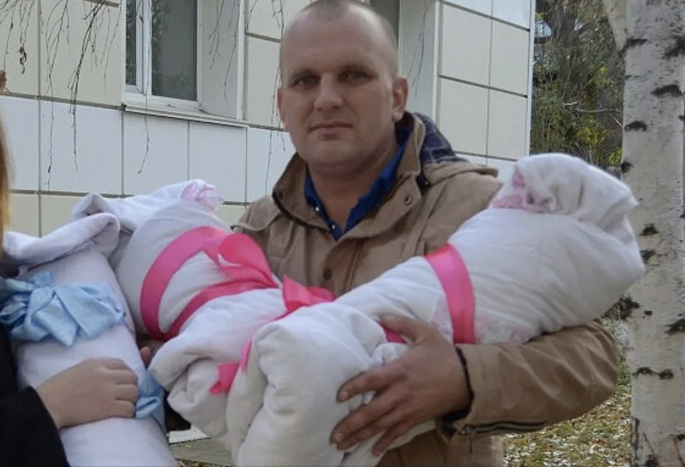 А де Аня? – я бігав по пологовому в пошуках дружини, а її ніде не було… Кохана подарувала мені трьох здорових дітей, я був таким щасливим. Хотів зробити їй сюрприз! Приїжджаю, а мені кажуть, що її немає. Довелося виховувати дітей самому. Та коли ми разом з ними святкували мої 40 років у двері хтось подзвонив. Я остовпів, коли побачив її…