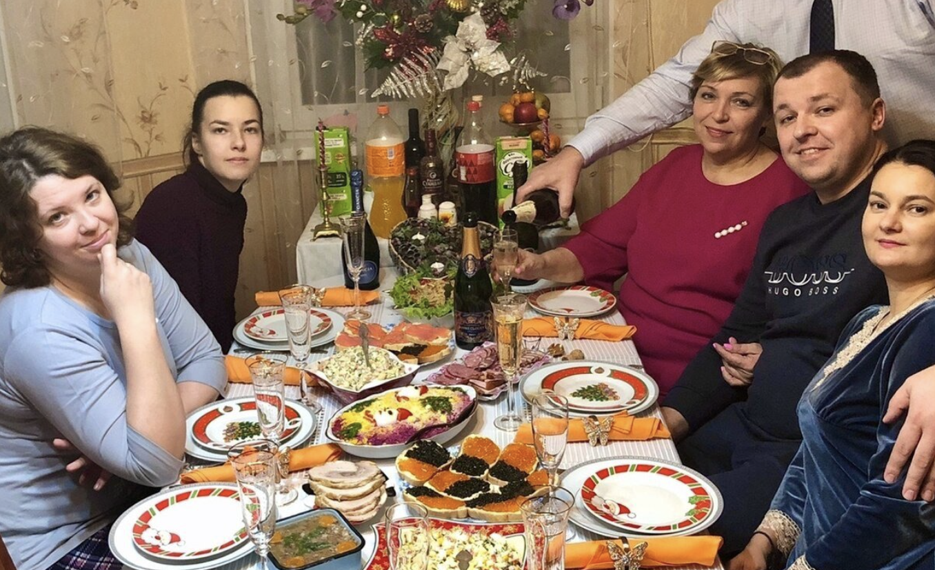 Шкода мені стало Ліду й Івана, переселенці вони, все втратили. Покликала їх до себе на Різдво. Та не минуло й години, як я пошкодувала про своє рішення. Гості мало не порозбігалися через них. Зараз не знаю, що вигадати, аби на Новий рік вони не прийшли. Прочитайте і може зрозумієте мене.