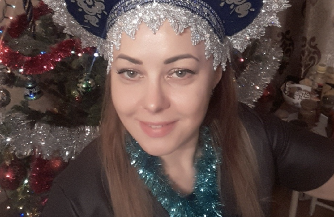 На свята приїхали родичі з Харкова. І звісно, за столом не обійшлося без політики – Нащо Зеленський почав цю войнушку? Ще й проти Росії – потужна країна з багатою історією, – нарікає тьотушка Наташа Тоді я не витримала та й провела тітці пару уроків історії. Вона була в шоці коли почула цю лекцію!