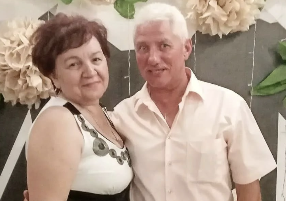 Мама привезла на Різдво свого італійського чоловіка Маріо – хотіла похизуватися перед родичами, якого кавалера має і якою сеньйорою багатою стала.  Однак, мені від її приїзду ні холодно, ні жарко. Скажуть навіть більше – не збираюся з нею святкувати Різдво та Новий Рік. МОЖЕТЕ ВВАЖАТИ МЕНЕ ПОГАНОЮ ДОНЬКОЮ, АЛЕ МАМА ЗАСЛУЖИЛА НА ТАКЕ СТАВЛЕННЯ!