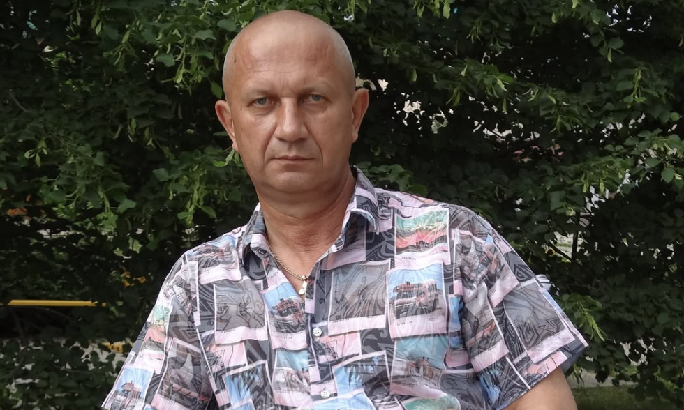 Я до нестями закохався у розлучену жінку. Ясна річ, що у неї вже була дитина від першого шлюбу. Але мене це не хвилювало.  Однак, вже через 2 місяці гірко пошкодував про таке рішення! Тому шановні чоловіки – не повторюйте моїх помилок та ні в якому разі не зустрічайтеся з жінками з “прицепом”. Адже у мене потім така чорна смуга в житті настала саме через них!