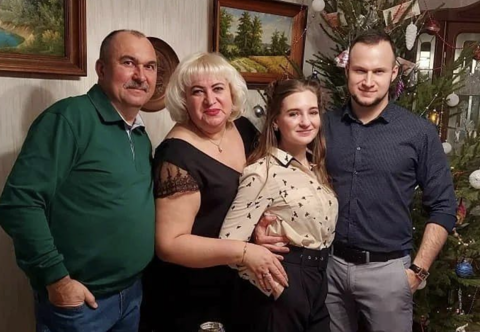 Я дуже раділа, коли познайомилася з невісткою Ольгою. Красива, розумна дівчина та дуже хазяйновита. Я часто запрошувала їх у гості, готувала різні смаколики. Та й Оля приходила не з порожніми руками – то салатик принесе, домашнє печиво чи тортик спече.  Все було добре. Аж поки я не побачила у невістки одну річ. Тепер не знаю, як далі спілкуватися з Ольгою і взагалі чи варто її запрошувати в гості….