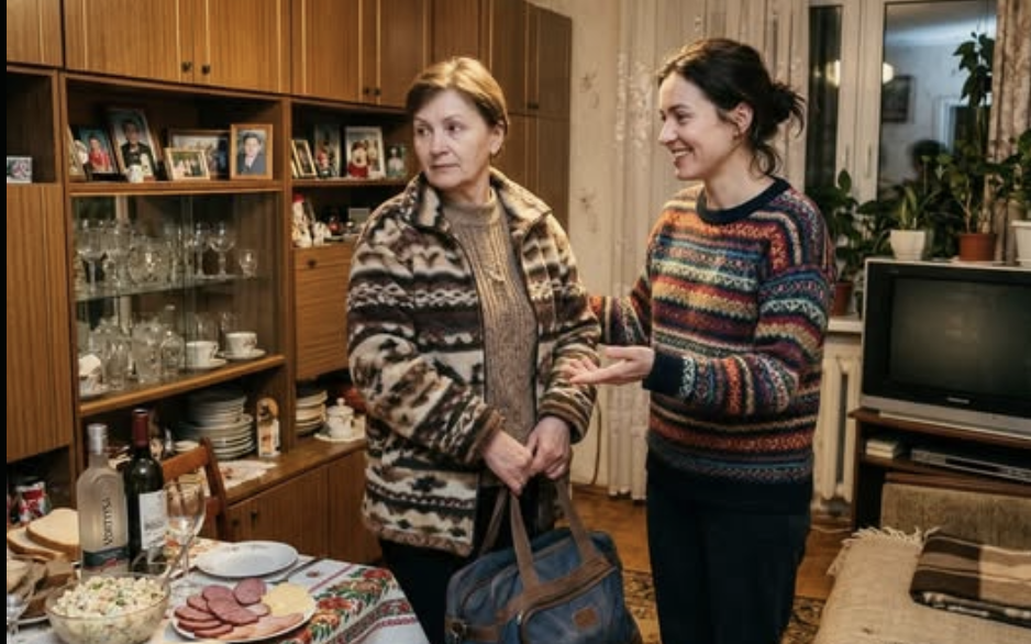 А хіба тобі щось потрібно, мамо? Адже в тебе все є! Я ось Ігорю і кажу, що найкращий подарунок – це наша присутність. Ну, хіба не так? – каже мені моя дочка Наталя. – Звичайно, дочко, – спокійно відповідаю я. – Приїжджайте в неділю, десь о другій годині, буду рада вас бачити.
