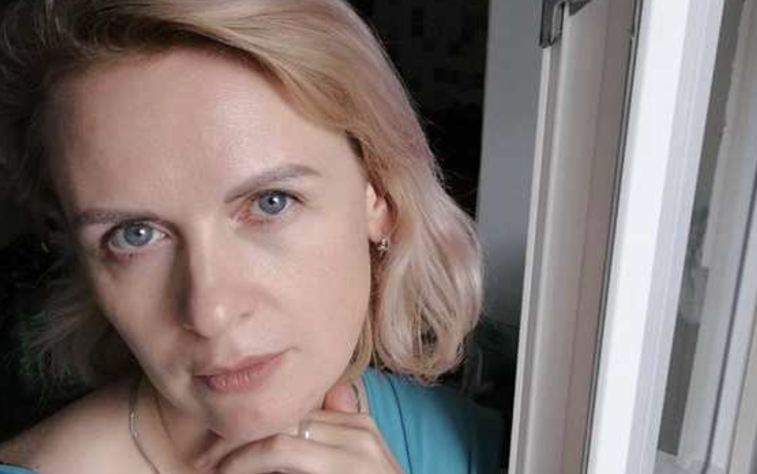 Дар’я прокинулася від звуку вхідних дверей, які зачинилися. Павло пішов на роботу, навіть не заглянувши до спальні. Вона лежала, втупившись у стелю, прислухаючись до звуків у квартирі. З кухні долинали кроки свекрухи — Валерія Романівна вже повним ходом господарювала, готуючи собі сніданок.