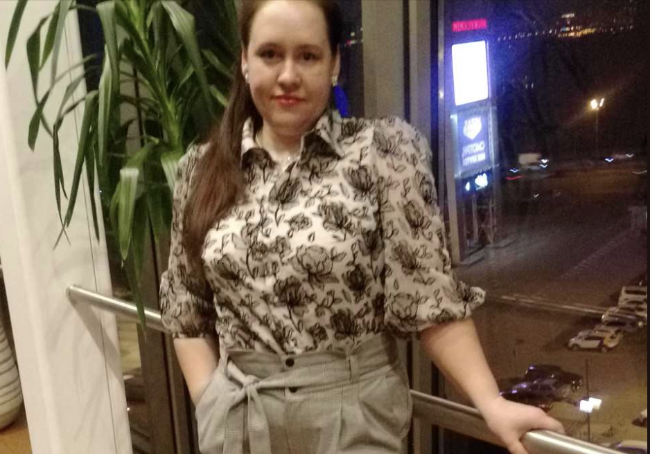 Ірина вийшла з вагона і, про всяк випадок, подивилася на всі боки. Ні, її чоловіка ніде не було, її ніхто не зустрічав… – Ну не перетрудився б, – подумала вона. – Міг би й приїхати на вокзал! Ірина дістала з сумочки телефон і ще раз спробувала зателефонувати до чоловіка. Але він чомусь не відповідав… Ірина зітхнула, взяла свою валізу і попрямувала до таксі. Доїхала вона швидко. Не побачивши на подвір’ї машини чоловіка, Ірина трохи здивувалася.