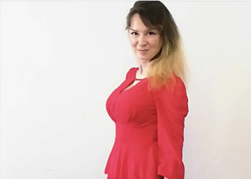 Запам’ятай. Поки чоловік на роботі – відпочивай. Женя підняла очі. – Що? – Те. Спи, дивися серіали, лежи у ванній, гуляй з подругами. Роби що хочеш. А ось коли він повернеться – тоді й хапайся за прибирання, готування, прання.