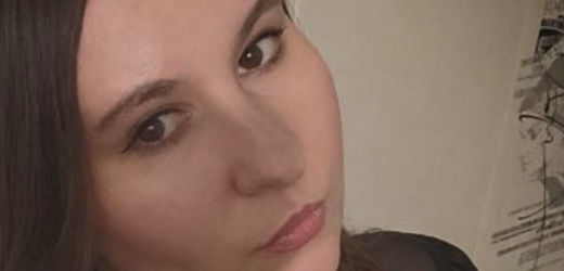 Ти з глузду з’їхала, Олено? Тобі треба жити далі, а не перетворювати дім на склеп! — кричала мені подруга Марина, дивлячись на моє змарніле обличчя. — А хто сказав, що я не живу? Я просто вибираю, з ким ділити цю тишу, — відрізала я. Марина лише похитала головою. Вона не знала, що в моїй голові вже проростала ідея, яка здавалася всім довкола безумством.У тридцять п’ять я стала вдовою. Друзі казали: «Олено, ти ще молода, гарна, знайдеш когось». Але вони не розуміли — мені не потрібен був «хтось». Мені потрібен був він.