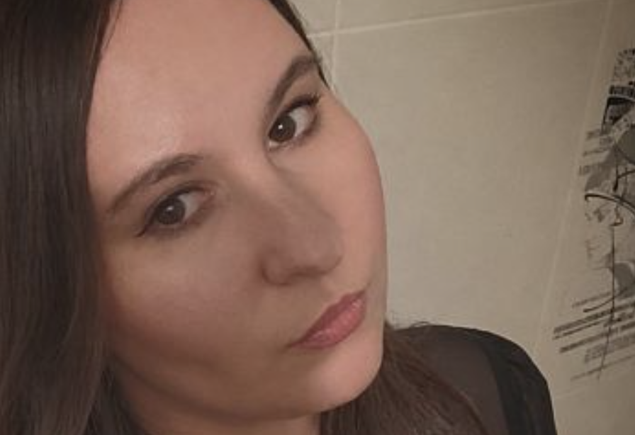 Ти з глузду з’їхала, Олено? Тобі треба жити далі, а не перетворювати дім на склеп! — кричала мені подруга Марина, дивлячись на моє змарніле обличчя. — А хто сказав, що я не живу? Я просто вибираю, з ким ділити цю тишу, — відрізала я. Марина лише похитала головою. Вона не знала, що в моїй голові вже проростала ідея, яка здавалася всім довкола безумством.У тридцять п’ять я стала вдовою. Друзі казали: «Олено, ти ще молода, гарна, знайдеш когось». Але вони не розуміли — мені не потрібен був «хтось». Мені потрібен був він.