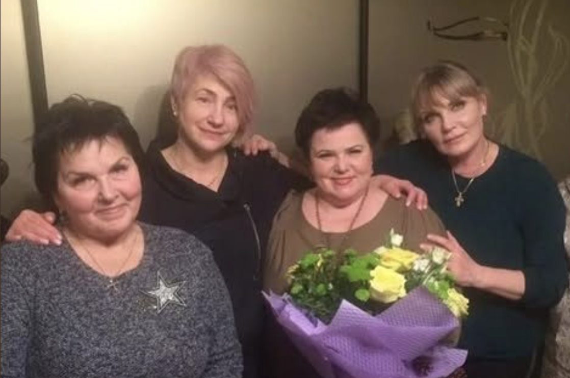Тиждень тому в моєї мами було свято, 65 років. Вона не хотіла якось гучно то святкувати. Просто запросила у гості, вдома посидіти. Я купив їй гарний букет троянд, теплий халатик та ще капчики в комплект. Ну і поставив у конверт 3 тисячі гривень, ще знадобляться.