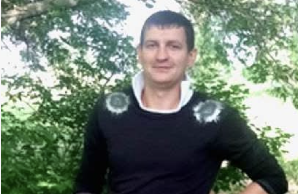 Мені здається, що шлюбу після зради не існує. А якщо люди продовжують жити разом, то ні про яке кохання йтися не може. Відтепер ви чужі одне одному, а співіснуєте тільки заради дітей. Тільки їм ви досі щось повинні. А про стосунки можна навіть забути.  Я допустив цю ж помилку.