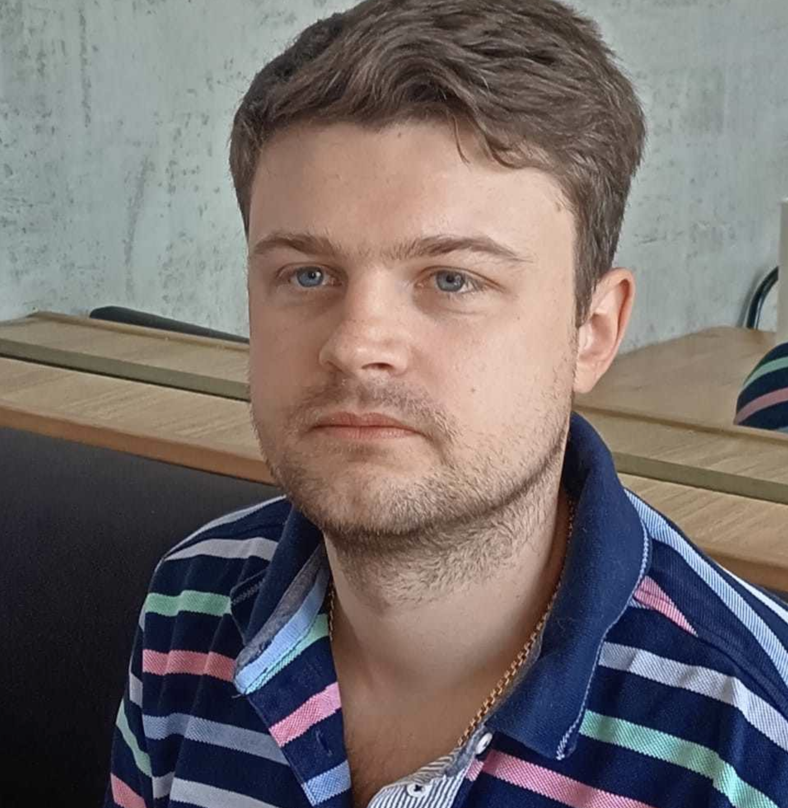 А ви хто? – Дарина не встигла придумати формулювання ввічливіше. – Я квартирантка Тимофія Ігорьовича. Він удома? Мені терміново треба з ним поговорити. Дзвоню, дзвоню – не бере! – Яка квартирантка? – Він мені квартиру здає на Незалежності. Я плачу п’ятнадцять тисяч на місяць не для того, щоб самій лагодити плиту! Він місяць тому обіцяв замінити, місяць!