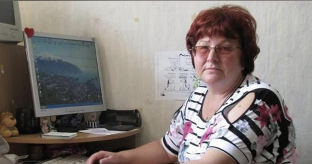 Кілька років тому батьки з сестрою виїхали в Канаду. Я видихнула з полегшенням, надіялася більше ніколи їх не побачити. От недавно виставила в соцмережах своє фото з чоловіком і донею, аж раптом отримую сповіщення: “Галина Боднар прокоментувала ваш пост”. Думаю, що ж там мені матуся написала.  Краще б я того коментаря в очі не бачила! Тепер навіть спати спокійно не можу…