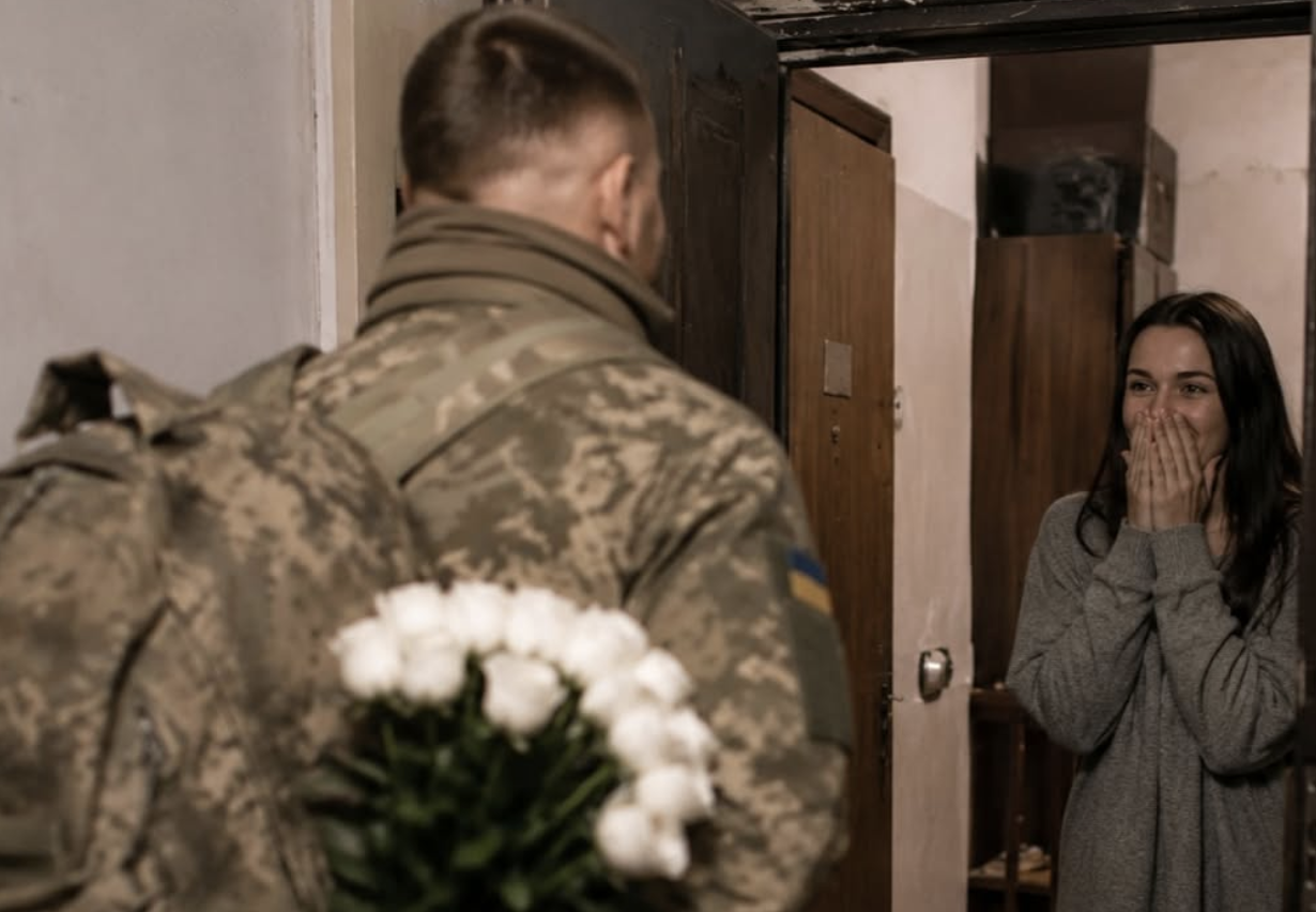 Я повернувся з фронту у коротку відпустку й мріяв зробити коханій сюрприз. Але коли відчинив двері — зрозумів, що цього вечора здивують уже мене… Такої зустрічі я точно не очікував….