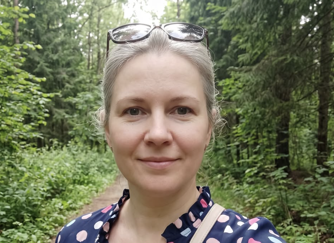 Аля, у тебе тут чужі люди шифер з даху знімають! Кажуть – господарі, – прокричала в слухавку пенсіонерка.