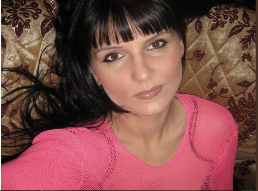 Чому ти вислала лиш 200 євро? – обурювалась мама.- Ти ж знаєш, що цього нам не вистачить. Після розмови з ненькою я заплакала. Вже десять років я в Німеччині. Та поїхала не своє життя будувати, а рідним допомагати. Дуже непросте в мене життя було. Народилась в доволі бідній сім’ї. У мене був старший брат Ілля і та сім п’ять молодших братів і сестер. Брат звинувачував маму, що стільки народила, тому щойно закінчив школу – поїхав світ за очі. Згодом дзвонив рідко, лише на свята і ніколи не пропонував допомогу. А нам жилось дуже важко. Тато пішов з сім’ї, коли мені було 15. Мама не могла знайти роботу, нічого не встигала з дітьми. Тож знайшла підробіток я. Мила посуд і підлогу в кафе. Згодом ще й офіціанткою підробляла. Після закінчення школи я мріяла вступити в університет на педагогічний. Адже дуже добре навчалась. Та мама почала вмовляти мене цього не робити. – Ми не впораємось. Це ж такі втрати, і хто буде працювати? Просто уяви, що буде!