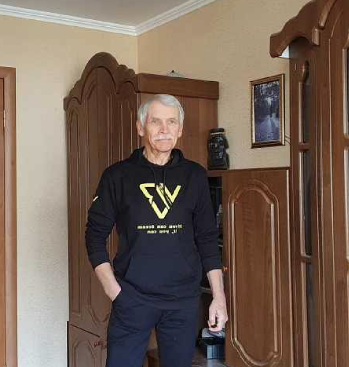 Ти подивися на неї! – кричала Олена нашому брату Івану, про що він мені потім розповів. – Галька там у своїй Італії мільйонеркою стала. Зятю квартири дарує! А мої діти по орендованих кутках тикаються.