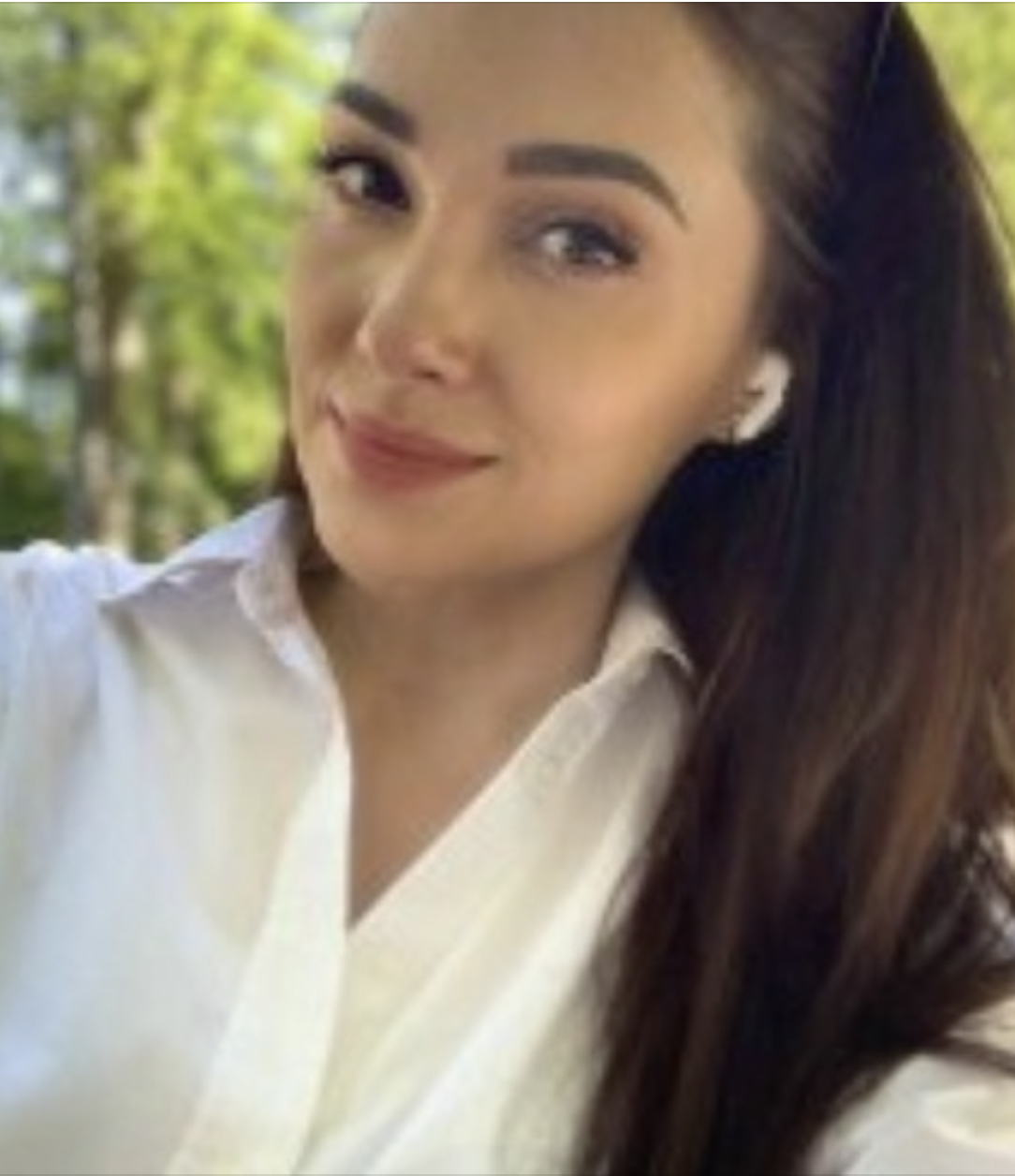 Купила дім я одна — і жити тут будемо ми. Без твоєї мами, сестри й племінниці, — сказала Яна й зачинила двері. Яна стояла посеред порожньої квартири, де ще вчора стояли бабусині меблі, і відчувала дивну суміш смутку й збудження. Договір купівлі-продажу лежав на підвіконні, а ключі нові покупці заберуть завтра. Сімсот п’ятдесят тисяч гривень. Небагато за київськими мірками, але достатньо, щоб втілити мрію.