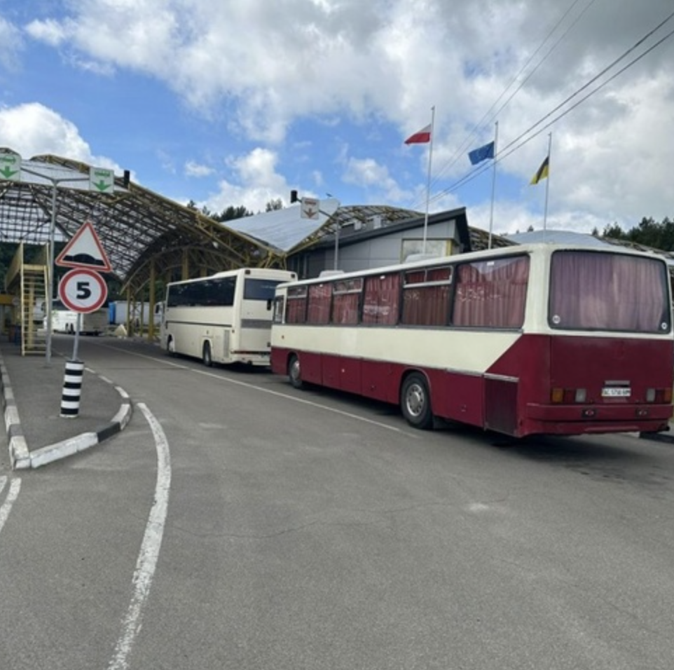Польські прикоpдонники затpимали автобус з Укpаїни через багаж однієї з паcажирок. Те щo знaйшли шokувало вcіх!