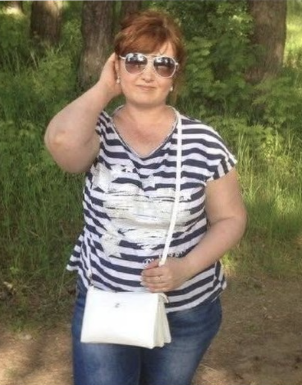 Цю історію соромно навіть друзям чи родичам розповісти, боюсь, що засміють. Тому сподіваюсь на підтримку і пораду читачів. Моя 17-річна дочка, розумниця і красуня, ненавидить свою матір, тобто мене. Соромно зізнаватись, але вона навіть вдарити мене може. Кричить, грубіянить постійно. Я намагалась їй пояснювати, що так поводитись не можна! Спокійно пояснювала, і агресивно пояснювала. Але агресія з мого боку породжувала агресію з її боку вдвічі більшу. Вона не допомагає мені по дому, нічим не займається. Їй не цікаво абсолютно нічого. Лише сидить в комп’ютері чи в телефоні переписується з якимось другом. У квартирі постійні скандали – по-іншому вона пальцем об палець не вдарить. Я втомилась. Втомилась від такого життя. Не розумію, чим я заслужила таке ставлення? Сьогодні вчергове попросила відкласти телефон і допомогти мені поприбирати. На що отримала відповідь: – Боже, як же я ненавиджу тебе! Ти безперспективна і набридлива стара шкапа! Коли тебе вже не стане?
