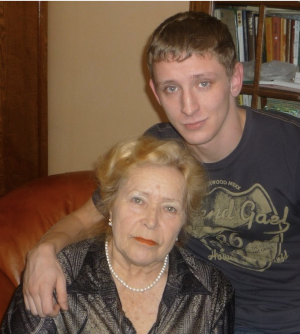 Після одного випадку, який трапився у моїй родині, всі друзі та близькі родині не хочуть зі мною спілкуватися. А якщо ми зустрічаємося десь у гостях – то удають, що мене взагалі не знають та обходять десятою дорогою. Отож, ще 3 роки тому мій син Олексій одружився. Невістка дуже хороша дівчина, приємна, хазяйновита, мені одразу сподобалася. От наче вона в кімнату заходить і так стає тепло, сонячно на душі. Ніби Катруся була промінчиком. Я старалася до молодят не лізти. У них своє життя, у мене своє. Часто заходили у гості, я сама запрошувала. Мені було дуже приємно посидіти з Катею, поспілкуватися. Через рік після весілля вони купили власну квартиру та народили мені внучку Світланку. Тоді я ледь не щодня приходила до Каті та Олексія, допомагала з донечкою. Ну але я не була тою типовою свекрухою, яка до всього прискіпується та командує. Навпаки, забирала собі внучку, аби Катя відпочила, змогла собі піти на манікюр, зустрітися з подругами у кафе. Але коли Світланці виповнилося 2, то Олексій наполягав віддати дитинку в садочок, а Катерині вийти на роботу. Я сама не розуміла, до чого такий поспіх. І кожного разу, як я приходила у гості, то помічала у Каті заплакані, червоні очі. – Та я просто так плакала, дивилася фільм романтичний, – виправдовувалася дівчина. Але моє серце не обдуриш. Вже у березні Олексій написав заяву на розлучення. І це була його ініціатива.