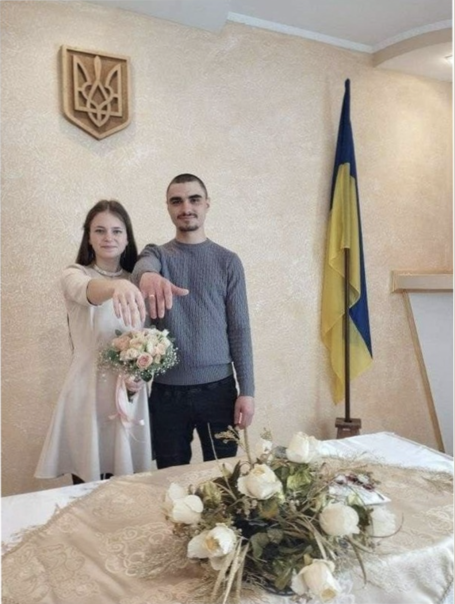 Нещодавно Андрій зробив мені пропозицію. Це було так романтично! Кільце, вечеря, ті самі слова, яких так довго чекала. І, звісно, я сказала “Так!” Ми ще не визначилися з датою весілля, але розмови про майбутнє вже почалися. Обираємо ресторан, складаємо список гостей та меню. Батьки допомагають в фінансовому питанні, бо хочемо дуже гарне свято влаштувати. Здавалося, все ідеально, поки мова не зайшла про… прізвище.