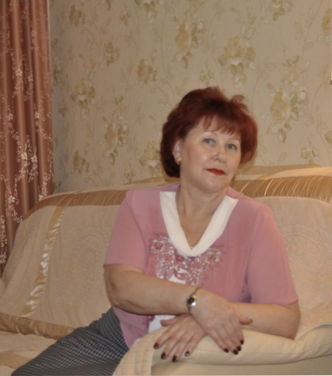 Два роки тому не стало нашого тата. Він був прекрасною людиною, директором великого виробництва, власником кількох магазинів. Та сім років тому ми дізналися, що в нього рак. Спочатку мали надію, що великі гроші допоможуть його вилікувати. Витратили чимало, навіть в Німеччину возили. Та врешті лікарі сказали, що все марно. Коли нам повідомили, що кінець неминучий, мама відразу втекла. – Зрозумійте, я вже не молода, не можу доглядати хворого! Це надто важко! Хочете, щоб я спокійно дивилась, як він помирає? Мене таке рішення не здивувало. Адже мама завжди жила в своє задоволення. Вона молодша за тата на десять років. Колись трохи допомагала з бізнесом, та потім покинула це. Якщо ви думаєте, що вона займалась господарюванням – то і це не так. З нами сиділа бабуся, вона й готувала й прибирала. А мама лише про себе дбала. Постійні салони краси, фітнес. Та тато її кохав, його все влаштовувало. Згодом ми з братом поїхали на навчання. А тоді тато сказав, що хоче нас усього навчити, аби ми могли керувати усіма справами. Він немов відчував, що скоро захворіє. А може вже й знав. Останні роки саме ми дивилися за татом. Я жила з ним, брат з невісткою в усьому допомагав мені. А от мама лише гроші просила. І батько їх давав. Я цього не розуміла.