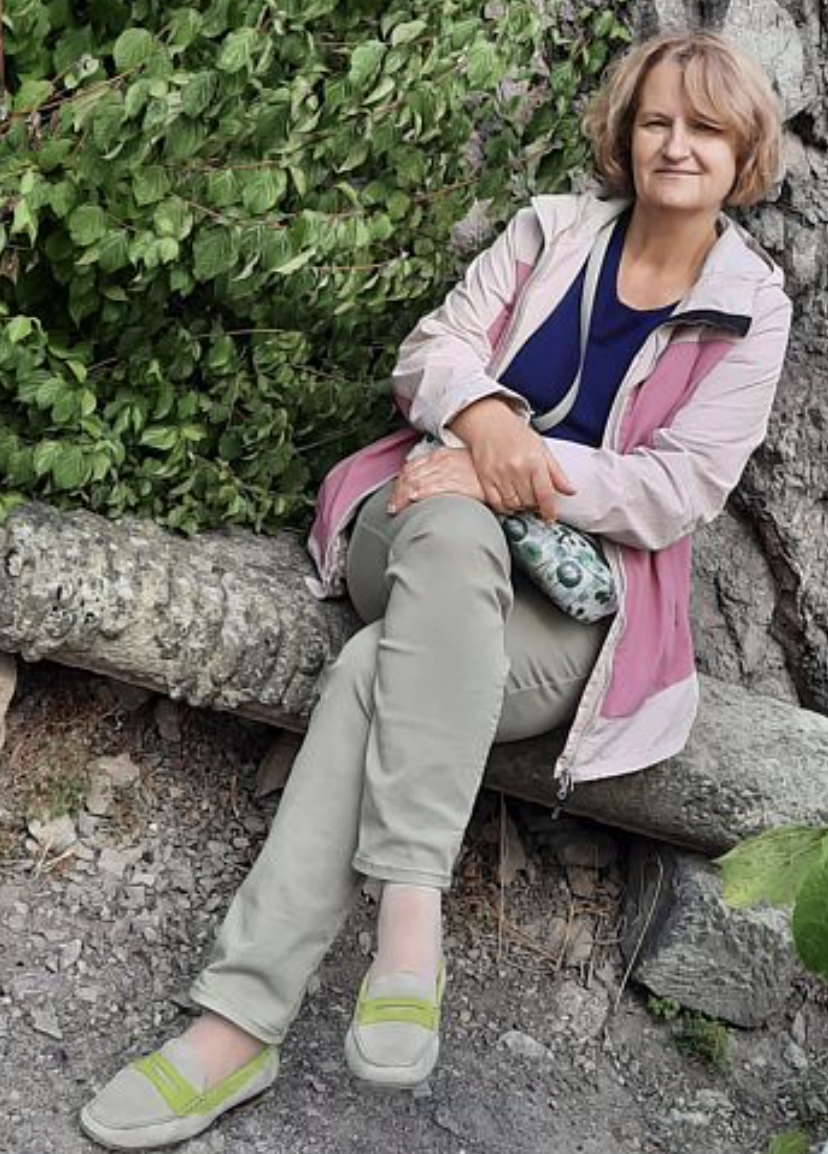 — Мамо, ми тут думаємо кредит на будинок брати. Якщо в тебе все піде добре, можна буде потім твою квартиру продати, вкласти — і буде вже зовсім свій куток, не оренда. У мене в грудях усе стиснулося. — А якщо я захочу додому? — спитала тихо. Він подивився, як на дитину: — Мамо, ти про що? Додому — це куди? Там тобі що, краще було? Там лікарів нормальних немає, інфраструктури немає, там усе розвалюється. Ти, по-моєму, просто ще не освоїлася.