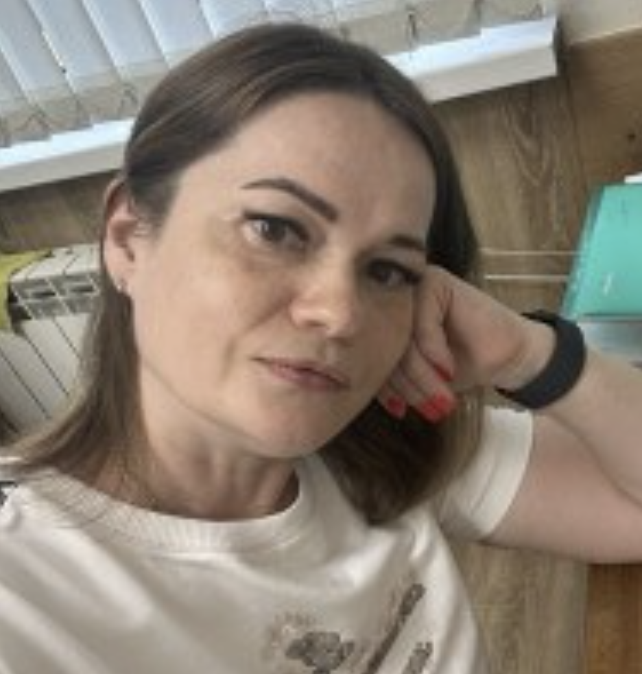 Два місяці після розлучення я побачив свою колишню дружину саму в лікарняному коридорі… і тієї миті, коли впізнав її, всередині мене ніби щось тріснуло.Кілька секунд вона мовчала.А потім… нарешті почала говорити.