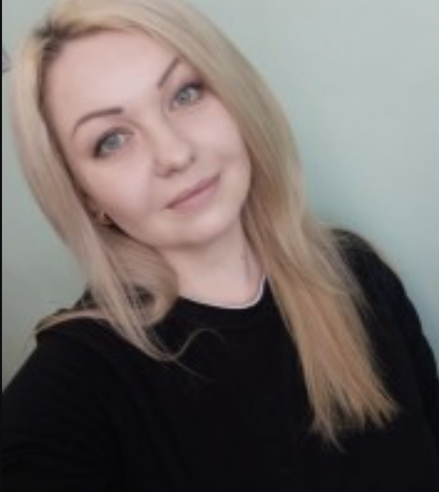 — Кого це ти приніс, непосидько? Чи, може, голодний? Я ж тебе ввечері не годувала…Людмила прокинулась від гавкоту собаки. Кинула розмитий погляд на годинник — лише восьма вечора. Цілий день боролася зі сонливістю після зміни, і ось тобі — задрімала. Постать майже побігла. Людмила — за нею. Що за дивина?— Та стійте ж!..І тут постать, пробігши ще кілька кроків, зупинилася і.. опустивши голову. Людмила розгублено кліпнула і підійшла ближче. Розвернула незнайомку до себе.