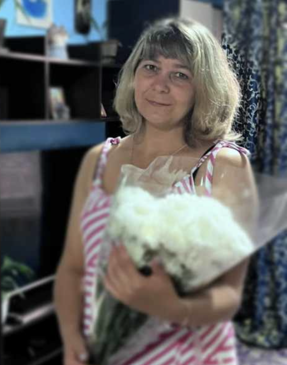 Марина розповіла, що після розлучення переїхала до старої тітчиної квартири на Лук’янівці. Речей у неї було небагато: валіза з одягом, кілька книжок, фотоальбом, який вона так і не наважилася відкрити. Лікування почалося майже одразу. Вона ходила на процедури сама, сама купувала ліки, сама поверталася додому в маршрутці, притискаючи до грудей пакет із документами