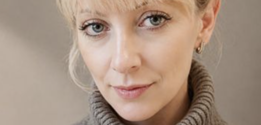 «Синочку, ну як, ти вже пішов? Ця мимра плакала? Чекаю на тебе, пиріжків напекла».«Мам, я виїжджаю. Усі за планом. Влаштував скандал через вечерю. Нехай посидить одна, подумає над своєю поведінкою».