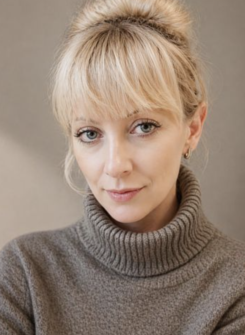 «Синочку, ну як, ти вже пішов? Ця мимра плакала? Чекаю на тебе, пиріжків напекла».«Мам, я виїжджаю. Усі за планом. Влаштував скандал через вечерю. Нехай посидить одна, подумає над своєю поведінкою».