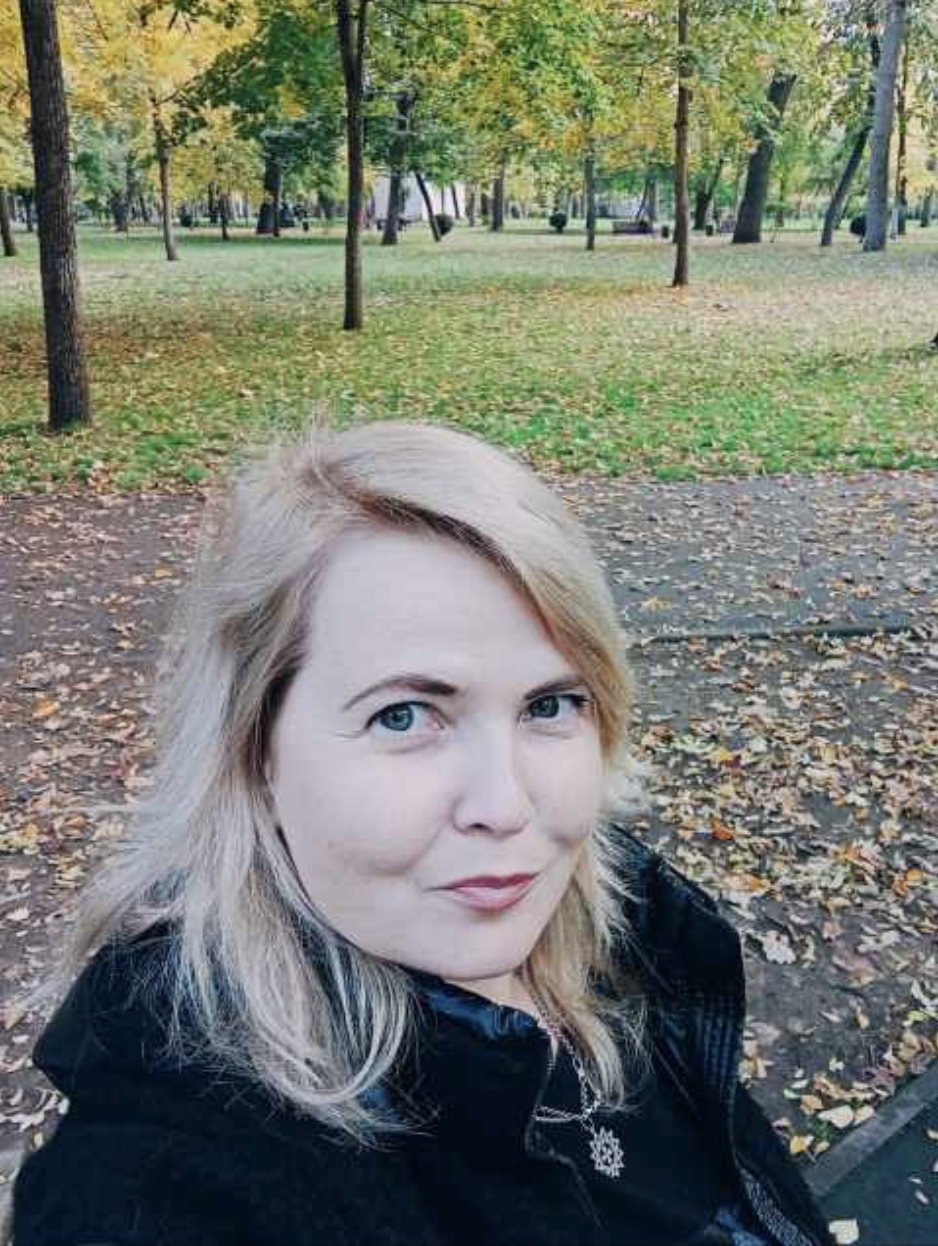 Мамо, ти мене взагалі чуєш? – Вигукнула дочка. – Я не можу так жити! Розумієш? Не можу! Лєра жбурнула сумку на крісло і схрестила руки на грудях. – Чую, – сказала я, сьорбаючи чай, – ти хочеш розміняти квартиру. – Так, розміняти! – З викликом відповіла Лєра. – Мені потрібна окрема житлоплоща! Тому що… Ну, я не можу привести сюди Сашка, поки ти тут зі своїми… Вона зробила невизначений жест. – Зі своїми… кавалерами…
