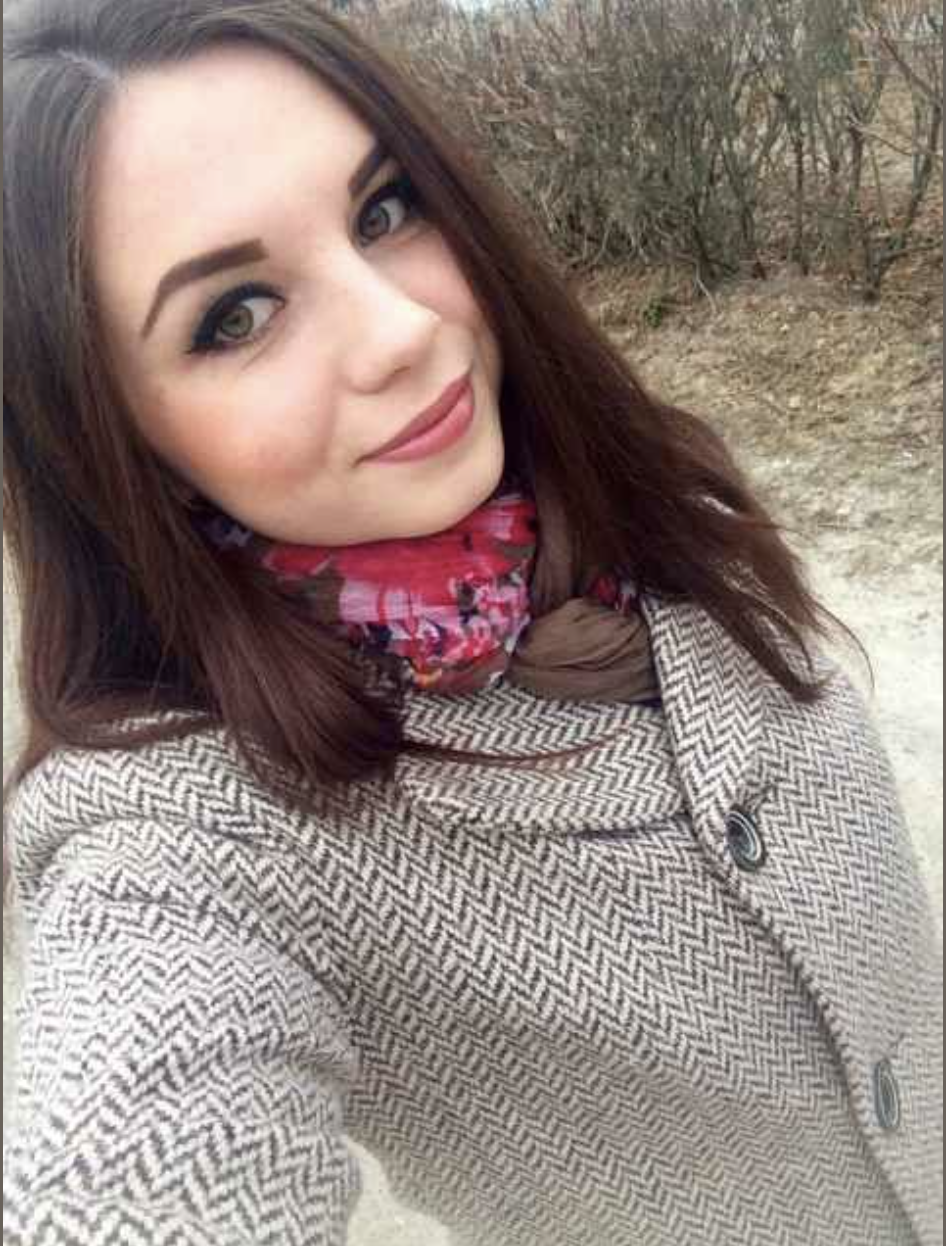 Аліса стояла перед дзеркалом, поправляючи локони, які так довго укладала. Сукня кольору морської хвилі елегантно облягала фігуру, макіяж був бездоганний — вона спеціально записалася до візажиста, хоча зазвичай фарбувалася сама. Все мало бути ідеально. Просто зобов’язано.