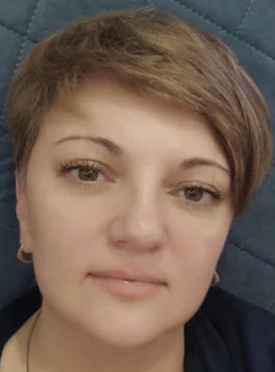 За день до весілля мій наречений поклав на стіл стос паперів і спокійно сказав: — Або ти вписуєш мене у право власності на квартиру, або весілля не буде.