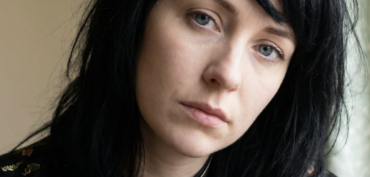 Колись у мене був чудовий шлюб. Чоловік і двійко дітей. Але одного дня все розвалилося. Мій коханий їхав з роботи і потрапив в аварію. Я думала, що не переживу те горе, але мама переконала мене, що я мушу триматися заради дітей. І я взяла себе в руки. Почала багато працювати, а коли діти виросли – вирушила на заробітки. Мусила ставити їх на ноги, адже підтримки зовсім не мала. Так я опинилась спочатку в Польщі, а тоді в Англії. Багато робіт довелось змінити, доки нормально почала заробляти. Та я висилала дітям гроші щомісяця, згодом їм по квартирі купила, а в себе зробила гарний ремонт. Я пишалась собою. І вже думала повертатись в Україну назавжди, та рік тому моє життя змінилося, я познайомилась з одним чоловіком. Він наш українець, та вже 20 років живе в Англії. Ми почали спілкуватися і я відчула, що з ним може щось вийти. Та сумніви не давали мені спокою. Артур не міг повернутися в Україну, а я хотіла додому. І ось днями я приїхала. Спочатку зустрілась з дітьми, а тоді з батьками. І лиш свекрів ніяк провідати не могла. Просто мені часу на це бракувало, стільки справ назбиралось. Та якось…