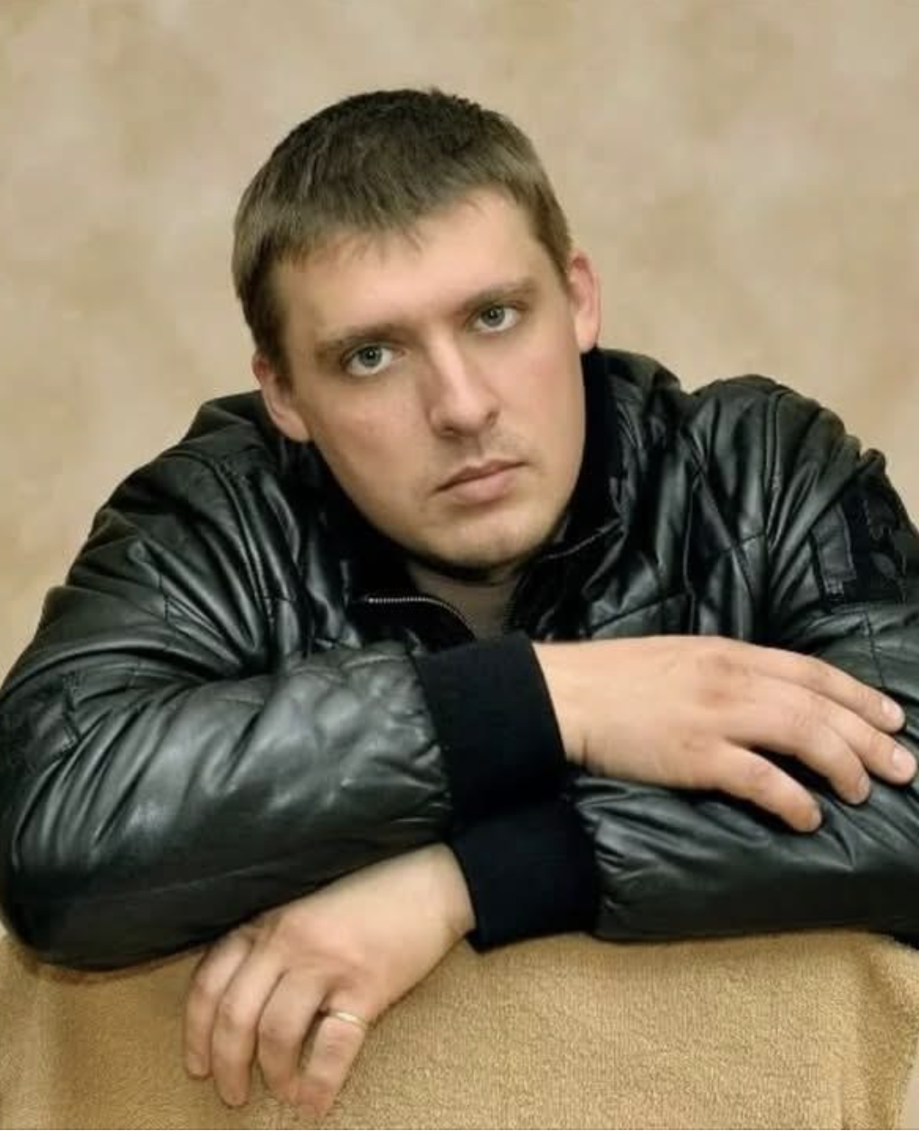 В щасливому шлюбі прожили понад 30 років, двоє працювали в лікарні, згодом вже і син одружився. Все було добре до тих пір, поки в моєму житті не з’явилася Люба. Вона прийшла до нас на роботу ще три роки тому, і я одразу зрозумів, що закохався. Спершу ми приховували свої стосунки, а потім я розповів дружині правду, адже хотів подати на розлучення.