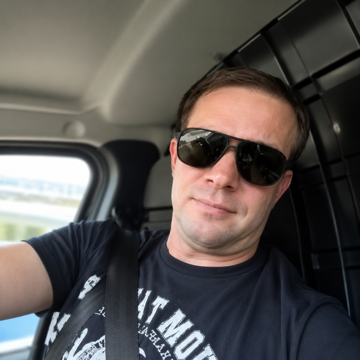 Через чотирнадцять місяців після всього…, мені прийшла платіжка за світло з його будинку біля Дніпра. Коли я поїхав туди вночі, у вікнах горіло світло, а на подвір’ї стояв чужий пікап.Я не постукав у двері… Я не подзвонив тієї ночі… Я повернувся додому й набрав адвоката.