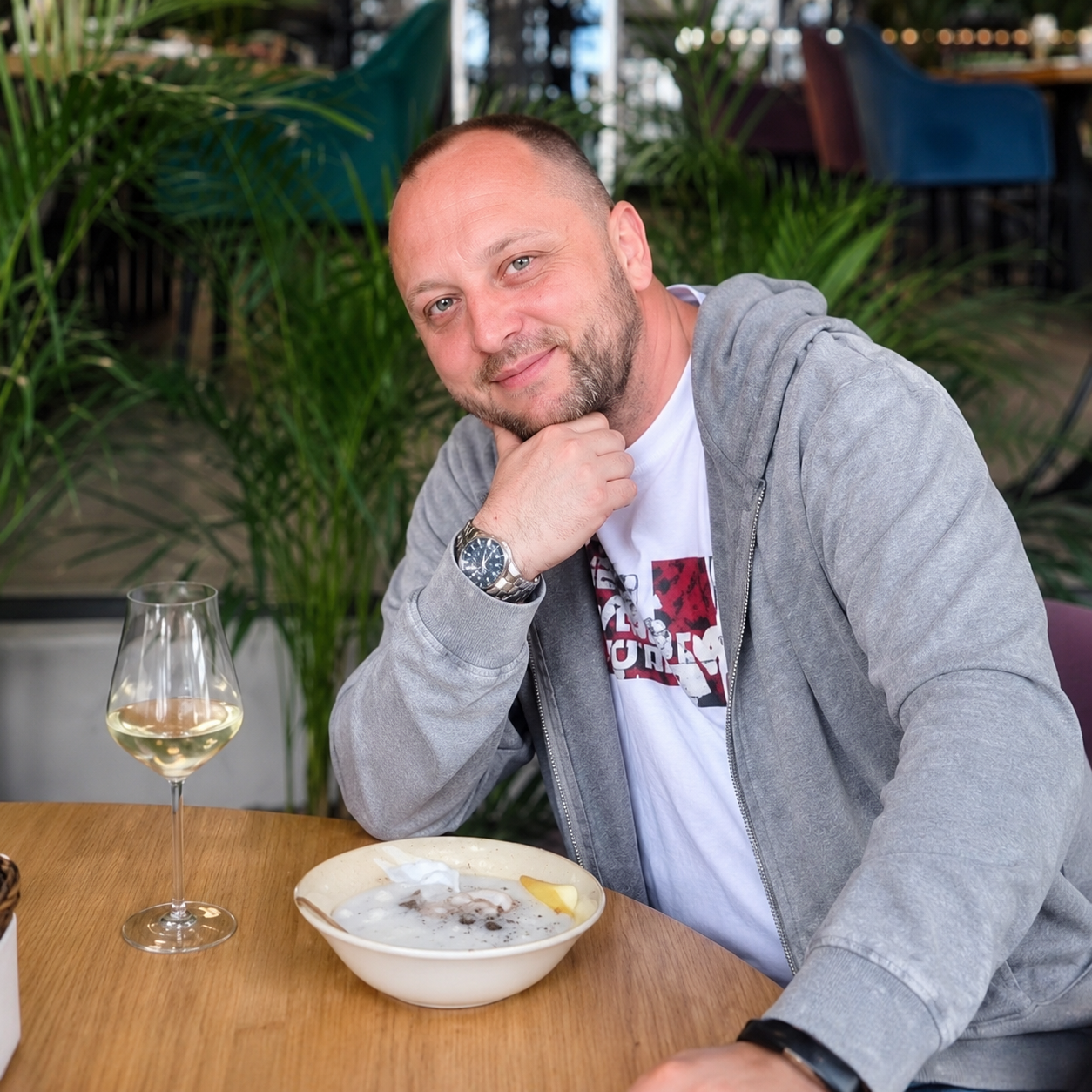 Кавалер—бізнесмен прийшов у ресторан без гаманця, щоб перевірити мене на «грошолюбство»… тоді я нерозгубилася… Ось що зробила…