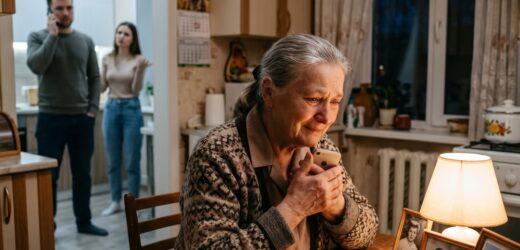 Алло, Дениску? Привіт, синку! Як ви там? — голос Марії Іванівни тремтів від радості. — Привіт, мамо. Слухай, я ненадовго, — голос Дениса був сухим, на задньому фоні було чути, як Вікторія щось невдоволено вигукує. — Ми тут з Вікою обговорили. Коротше, мам, нам треба встановити правила. — Які правила, синочку? — Марія Іванівна присіла на краєчок стільця.