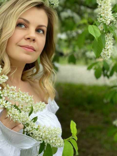 — Марино, я поверну через два місяці, — поспішно сказала Олеся. — Максимум через три. Антону прийде премія. Просто зараз дитина, розумієш? Ти ж знаєш, як діти ростуть. У тебе-то нікого, тобі простіше. Ось це «у тебе-то нікого» вкололо, як завжди. — Ти мене врятувала. Я тобі присягаюся, поверну. Ти найкраща сестра. Минули два місяці. Потім три. Потім пів року.