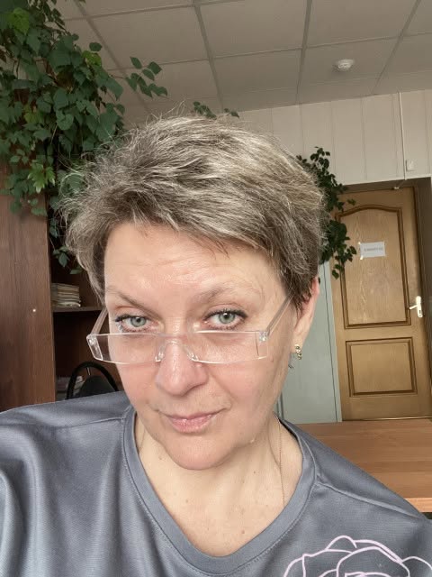 — Я віддаю вам вісім тисяч зі своєї пенсії щомісяця! — вигукнула Галина. — Я готую, прибираю, забираю Дениска з садочка, поки ви по салонах краси ходите! Це, по-твоєму, «утримуєте»? — Вісім тисяч — це смішно, — відрізала невістка.