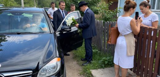 Того дня, о 15:18, я латав паркан. Три чорні авто привезли у село документ, який змусив нас усіх замовчати..У селі навіть собаки замовкли. З переднього авто вийшов водій із букетом білих троянд і ще двоє, які дивилися не на хату, а на мою дружину.Чоловік у костюмі зняв капелюха. І вклонився.«Пані Орисю Романівно Левицька, ми шукали вас дев’ять років». Моя дружина не поворухнулась… я навіть уявити не зміг, який «сюрприз» на мене там чекатиме…