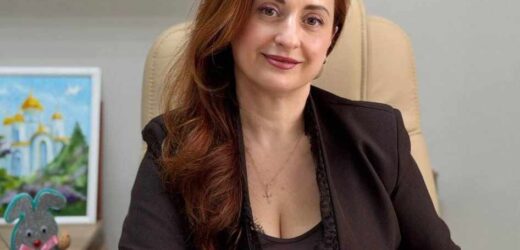 Потім почалася його розповідь. Колишня дружина “не розуміла чоловіка”. Дорослий син “став на її бік, бо молодь зараз слабка”. Бізнес “тимчасово перебудовується”. Жінки після сорока п’яти “хочуть рівності, але на рахунок усе одно дивляться у бік чоловіка”. Рахунок, до речі, він ще не бачив. Але вже нервував. “Я завжди кажу прямо”, — сказав він і відкусив булочку. Крем лишився в нього в кутику рота. “У нашому віці немає сенсу марнувати час”.