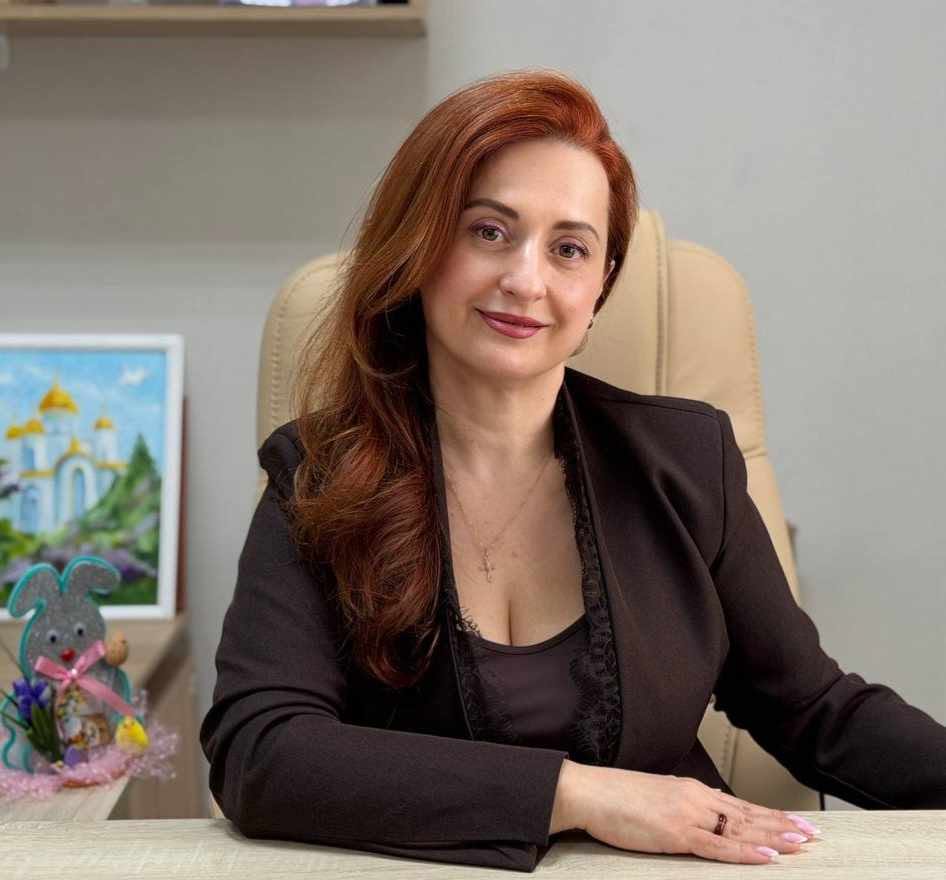 Потім почалася його розповідь. Колишня дружина “не розуміла чоловіка”. Дорослий син “став на її бік, бо молодь зараз слабка”. Бізнес “тимчасово перебудовується”. Жінки після сорока п’яти “хочуть рівності, але на рахунок усе одно дивляться у бік чоловіка”. Рахунок, до речі, він ще не бачив. Але вже нервував. “Я завжди кажу прямо”, — сказав він і відкусив булочку. Крем лишився в нього в кутику рота. “У нашому віці немає сенсу марнувати час”.