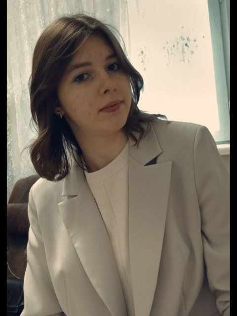 Сестра викинула мамин старий матрац після сорокового дня й сказала: “Не копайся в смітті. Там тільки клопи і її стареча маячня”. Я стояла біля контейнера з маминим халатом у руках і дивилася, як вантажники заштовхують у фургон те саме місце, де мама перед смертю шепотіла: “Лено, тільки матрац нікому не віддавай”.