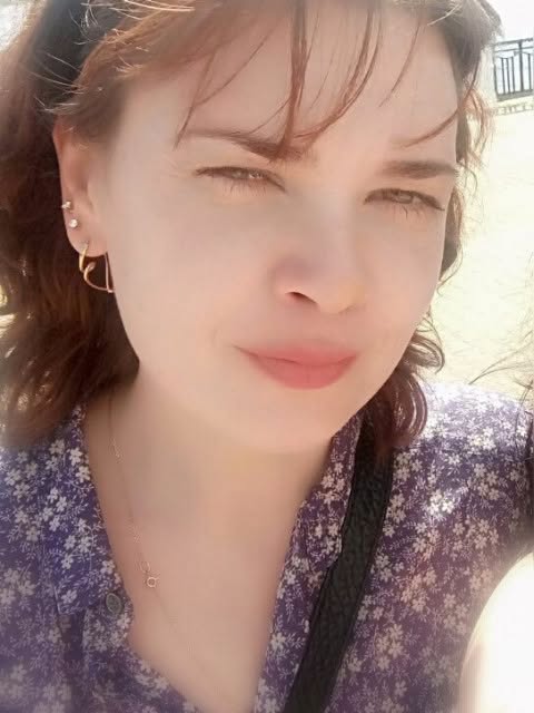 В Ольги не стало чоловіка Бориса. Не стало через чотири роки після їхнього весілля. Його донька від першого шлюбу, Марійка вже ходила до школи. Ользі довелося розбиратися з бізнесом чоловіка ще до того, як його не стало… Він передав їй усі свої справи. Дві квартири переписав на дітей, а третю, де вони жили, на Ольгу. Із дітьми допомагала мати Ольги… Ольга тільки-но прокинулася, як раптом пролунав дзвінок у двері. – Господи, хто це так рано прийшов? – здивовано пробурмотіла жінка й пішла в коридор. Вона відкрила двері й застигла від несподіванки