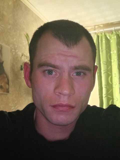 – На які мані? – обурився чоловік. – У нас на рахунку нуль! – У тебе нуль, – Антоніна заблокувала екран, – а мені вчора річну премію виплатили. Свою частину свята я заробила. А твою ти вже витратив на мамулю. – Тоню, ти у своєму розумі? – Лев перегородив їй дорогу біля вхідних дверей. – Яка відпустка тобі одній? Ти заміжня жінка! Що люди скажуть? – А котел матері ти теж зопалу купив на мої гроші? – відрізала Антоніна. – Ні, Льово. Це було свідоме рішення. Ти вибрав свої пріоритети, – я вибрала свої.